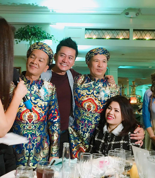 Trong ngày vui của Châu Tuấn, nhiều sao Việt như: Thúy Nga, Trương Minh Cường, Thanh Thảo,... đã có mặt để chúc mừng. Không khí đám cưới diễn ra rất vui vẻ, có cả tiết mục văn nghệ của các nghệ sĩ hải ngoại gửi đến cặp đôi. Ảnh: Ngoisao
