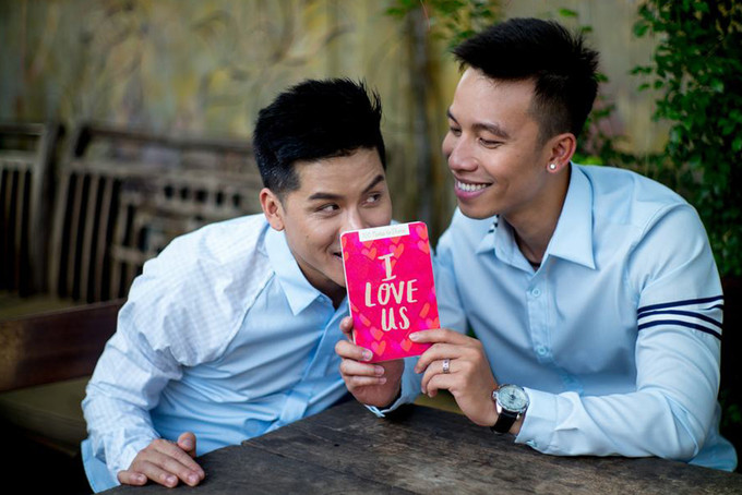Bạn trai của John Huy Trần là một nhân viên công sở bình thường, khá điển trai và không hoạt động trong giới showbiz nhưng dường như rất hợp với John Huy Trần. Cặp đôi đã ra mắt hai bên gia đình và đều được ủng hộ nhiệt tình. Ảnh: Motthegioi.