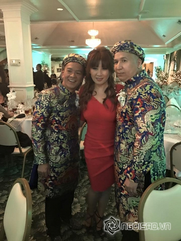 Điều anh trân trọng ở người bạn đời đồng tính là trái tim yêu thương, sống vị tha và luôn cảm thông với nghề nghiệp của anh. Trong hôn lễ hạnh phúc, cặp đôi cùng diện áo dài truyền thống và vô cùng hạnh phúc khi được đông đảo bạn bè trong giới showbiz chúc mừng. Ảnh: Ngoisao