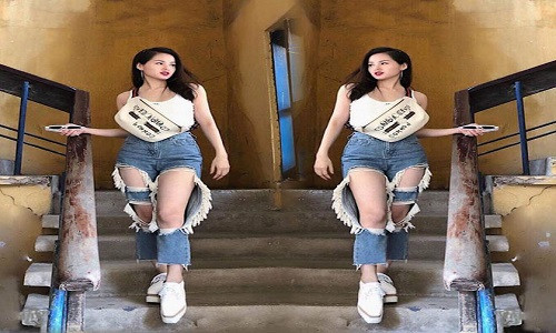 Tâm Tít cũng gây chú ý khi mặc jeans rách ra phố. Ảnh: media.