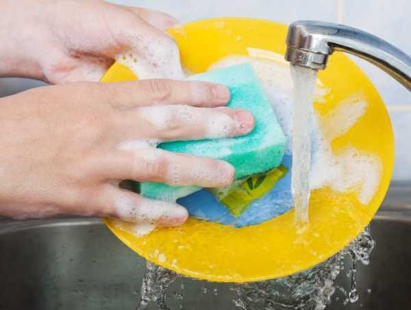 Nếu sử dụng nhiều nước rửa bát, bạn sẽ rất khó rửa sạch hết hóa chất. Do đó mà những chất còn sót lại sẽ dính vào thức ăn khi dụng cụ đó được tái sử dụng. Ảnh: mamanbebe.