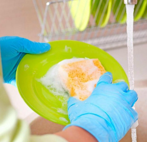 Trong khi đó, nhiều chị em lại đổ trực tiếp nước rửa bát lên bát đĩa, xoong nồi cần rửa. Ảnh: biggreen.