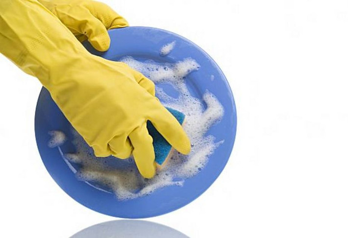 Việc này có thể khiến hóa chất từ nước rửa chén sót lại trên bề mặt chén, đĩa, dụng cụ nấu bếp, không thể sạch hết mặc dù được tráng lại nhiều lần. Ảnh: frosch.