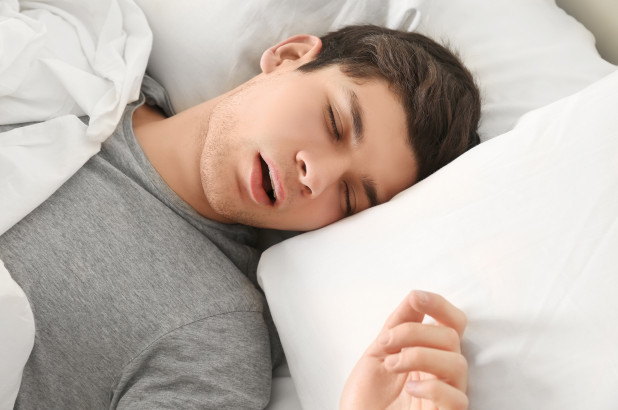 Khi bạn ngủ mà không có gối, cột sống của bạn có thể nghỉ ngơi và cơ thể nằm một cách tự nhiên, thoải mái nhất. Ảnh: wordpress.
