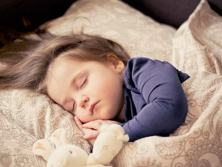 Với trẻ sơ sinh, ngủ không có gối sẽ rất tốt, tránh bị hội chứng đầu phẳng hay còn gọi là đầu lép, đầu bẹt. Ảnh: cerebralpalsyguidance.