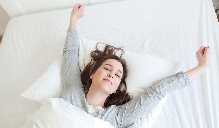 Nếu bạn đang bị đau lưng, điều đầu tiên bạn có thể làm để giảm đau đó chính là vứt bỏ chiếc gối của bạn khi ngủ. Ảnh: clevelandclinicabudhabi.