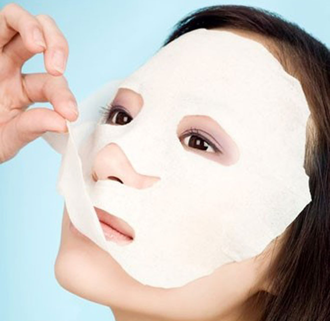 Việc đắp mặt nạ quá thường xuyên sẽ làm da mất đi lớp dầu tự nhiên bảo vệ trên bề mặt da khiến da mất đi khả năng chống lại những tác động của môi trường dễ bị tổn thương. Ảnh: thanhnien.