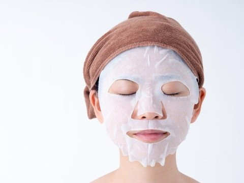 Việc đắp mặt nạ quá lâu, thậm chí là đi ngủ với chiếc mặt nạ trên mặt, sẽ khiến da bị khô, mất đi độ ẩm. Ảnh: mirachan.