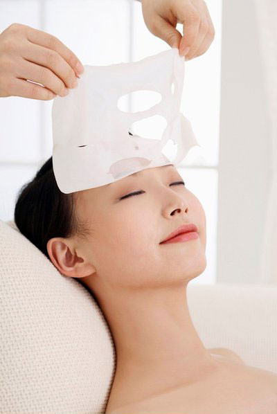 Nhiều chị em thường rửa mặt sau khi vừa đắp mặt nạ miếng xong. Điều này khiến những dưỡng chất mà da mặt vừa nhận được bị trôi đi mất. Ảnh: hanghieu.