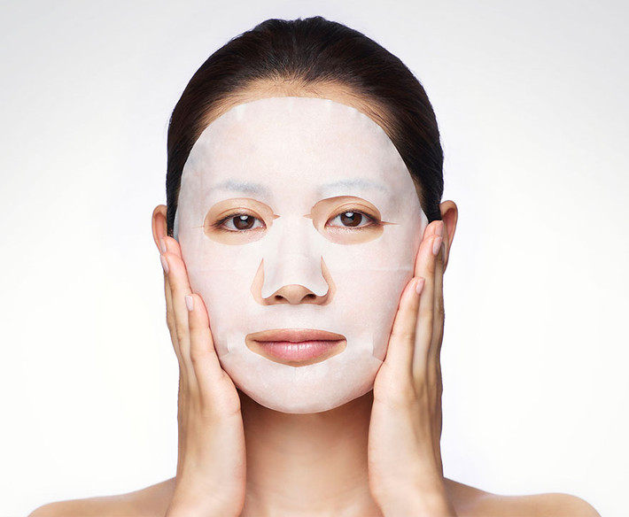 Tuy nhiên, nhiều chị em lại có suy nghĩ đắp càng lâu sẽ càng khiến làn da nhận được nhiều dưỡng chất hơn từ chiếc mặt nạ. Ảnh: cokin.
