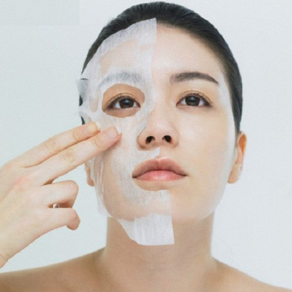 Do đó, bạn chỉ nên thêm mặt nạ miếng vào quy trình dưỡng da khoảng 2 lần/tuần để giúp da ngày càng khỏe mạnh và rạng rỡ. Ảnh: moingay.