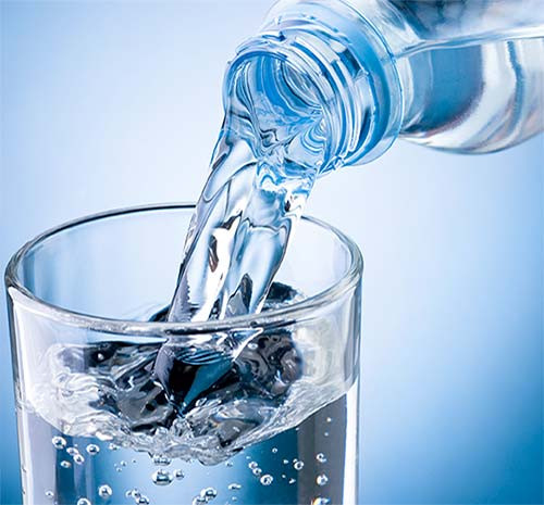 Do đó, nếu hay bị hoa mắt, chóng mặt, bạn nên bổ sung từ 2-2,5 lít nước (tương đương với 8 ly) để giúp cân bằng cơ thể. Ảnh: ufmcpueblo.