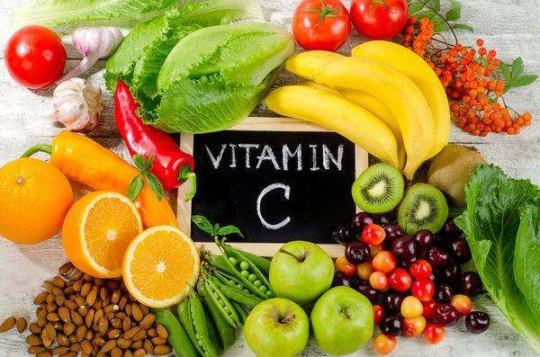 Các loại thực phẩm giàu vitamin C như trái cây họ cam quýt, sơ ri, dâu tây, bông cải xanh, khoai lang, củ cải trắng,...chính là khắc tinh của bệnh chóng mặt. Ảnh: healthifyme.