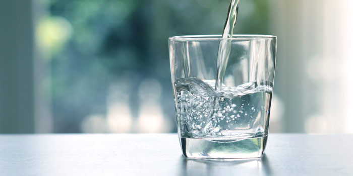 Nước sẽ giúp cơ thể bạn bài tiết các độc tố trong cơ thể một cách dễ dàng, từ đó giúp bạn loại bỏ độc tố gây ra chứng đau đầu, chóng mặt nhanh chóng. Ảnh: bbcgoodfood.