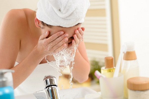 Sau khi làm sạch da mặt với sữa rửa mặt, bạn đổ nước muối sinh lý vào một chiếc bát, bạn hãy nhúng bông tẩy trang vào đó. Ảnh: codobye.