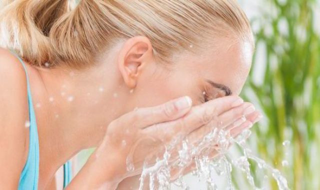 Tất cả những gì bạn cần chuẩn bị là một chai nước muối sinh lý 0,9% và bông tẩy trang. Ảnh: minhlacongai.