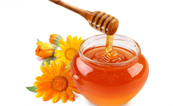 Sử dụng hợp lý, mật ong có thể giúp giảm nguy cơ mắc bệnh tim, điều hòa huyết áp, cải thiện cholesterol, giảm ho... Tuy nhiên, những lợi ích sức khỏe này chỉ có được khi chọn mật ong thật. Mua phải hàng giả, mật ong được so sánh bẩn hơn dầu thải, ăn vào không khác gì tự âm thầm đầu độc cơ thể.