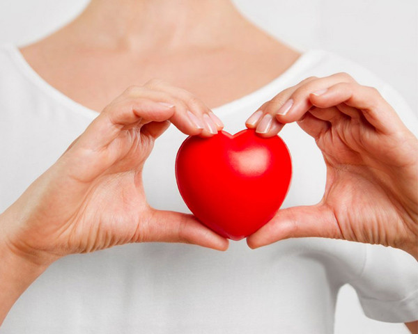Tốt cho tim mạch: Theo Webmd, hồng chứa nhiều chất xơ, chất chống oxy hóa và khoáng chất. Những chất này là một phần của chế độ ăn chống xơ vữa động mạch. Khi đi vào cơ thể, chúng tác động giúp động mạch luôn thông thoáng, tránh xơ cứng và thu hẹp động mạch. Ảnh minh họa.