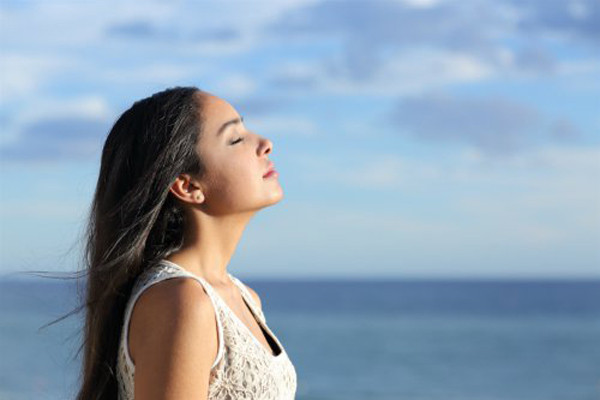Hít thở sâu. Hãy dậy sớm và tìm nơi có không khí trong lành, hít thở sâu để cơ bụng giãn nở tối đa, rất tốt cho sức khỏe phổi.