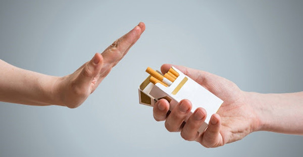 Không hút thuốc. Thuốc lá có hại cho sức khỏe, đặc biệt là sức khỏe phổi. Nguyên nhân bởi thuốc lá chứa hàng ngàn độc tố tấn công trực tiếp, làm tổn thương các lông mao trong phổi. Trong khi đó, lông mao đóng vai trò “người nhặt rác” của phổi, khiến bộ phận này dễ bị tổn thương.