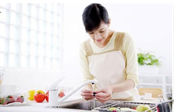 Dù mệt mỏi vẫn cố gắng. Đây là kiểu phụ nữ nên lấy làm vợ. Nguyên nhân bởi phụ nữ và nam giới đều có công việc, chịu đủ áp lực cuộc sống. Buổi tối về tới nhà, nếu phụ nữ vin vào lý do mệt mỏi ở chỗ làm thì gia đình khó có thể ngăn nắp, sum vầy đầm ấm.