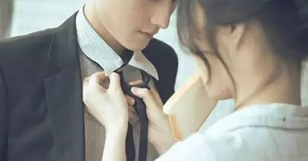 Bình tâm khi chồng về muộn. Đàn ông trăng hoa, đi sớm về muộn rất đáng lên án. Tuy nhiên, nhiều người vì làm thêm giờ, giao tiếp phục vụ công việc mà về muộn cần được phụ nữ cảm thông. Việc nổi đóa, “cấm vận” lúc này không giúp mối quan hệ tốt đẹp hơn, thậm chí chỉ khiến anh ấy càng mệt mỏi.