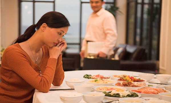Ngược lại, phụ nữ bình tâm quan sát, cảm thông với chồng sẽ giữ được hòa khí gia đình. Hơn nữa thời điểm cuối ngày ai cũng mệt mỏi, nếu được vợ cảm thông, động viên thì nam giới sẽ cảm kích, càng nỗ lực phấn đấu để vun vén gia đình.