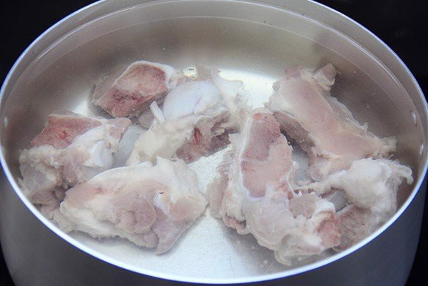 Bước đầu tiên, rửa sạch xương bằng nước ấm. Tiếp đó ngâm xương vào nước có pha chút muối chừng 30 phút. Nước muối vừa có tác dụng làm sạch sâu vừa giúp máu trong xương tiết ra. Khâu này rất quan trọng bởi nó giúp nồi canh xương không có màu thẫm.