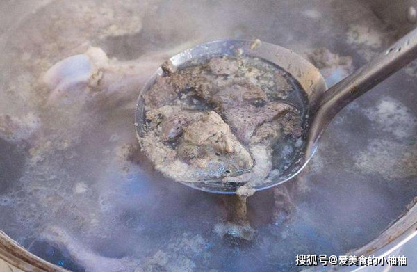 Bước thứ hai, chị em đổ nước lạnh vào nồi, cho xương cùng rượu nấu ăn, gừng thái chỉ, hành, vài giọt giấm và hoa hồi vào nồi đun sôi trên lửa lớn. Dùng dụng cụ vớt bỏ lớp váng bọt nổi trên bề mặt để nước dùng được trong.