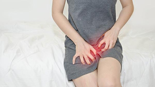 Dễ bị dị ứng. Vùng kín phụ nữ rất nhạy cảm, khi vật lạ đi sâu vào cơ thể sẽ khiến họ không thoải mái. Một số trường hợp theo bản năng, cơ thể sẽ từ chối “vật thể lạ” bằng phản ứng môi trường âm đạo khô hạn.