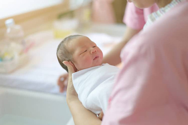 Cơn co thắt sau sinh khủng khiếp hơn. Sau khi sinh, tử cung sẽ co thắt để trở lại vị trí, kích thước ban đầu. Những chuyển động này khiến chị em đau đớn. Đặc biệt, so với lần sinh con đầu lòng, cơn co thắt sau sinh con lần thứ 2 sẽ dai dẳng và khủng khiếp hơn rất nhiều.