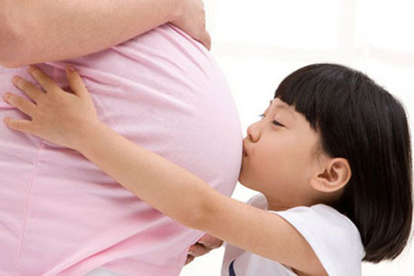Trong khi đó, nhiều bà mẹ cho biết mang thai lần 2 vắt kiệt sức lực dù họ có nhiều kinh nghiệm hơn. Thực vậy, nếu như trước đây mối quan tâm duy nhất là đứa trẻ trong bụng thì giờ đây bạn phải dành thời gian chăm sóc cho em bé đầu lòng. Hàng tá vấn đề cần giải quyết khiến bạn không có thời gian để thả lỏng hay chăm sóc bản thân.