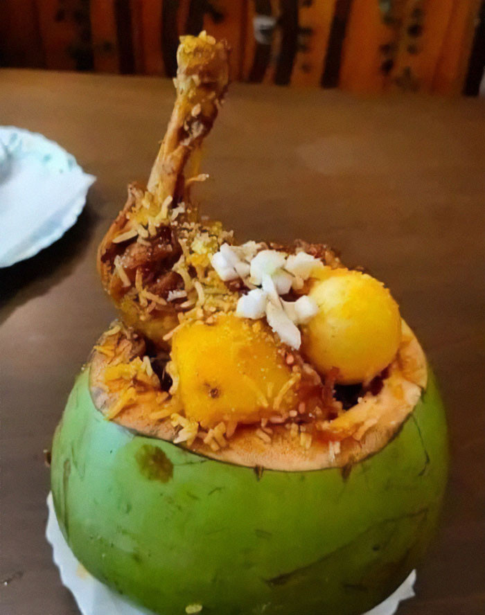 Phục vụ đùi gà trong một chiếc vỏ dừa.