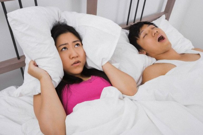 Trái với người vợ thường mất ngủ, ông ngủ say và ngáy như sấm.