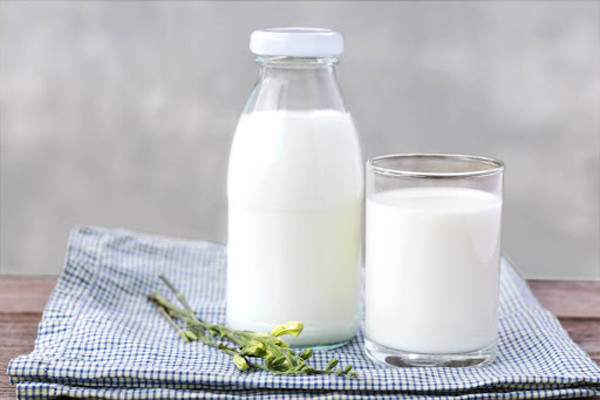 Đáng lưu ý, bạn nên uống sữa nửa tiếng trước khi đi ngủ. Điều này sẽ giúp các thành phần trong sữa phát huy tác dụng xoa dịu tâm trạng tốt hơn. Nó cũng giúp bạn tránh tình trạng thức dậy lúc nửa đêm để đi vệ sinh. Ảnh: IT.