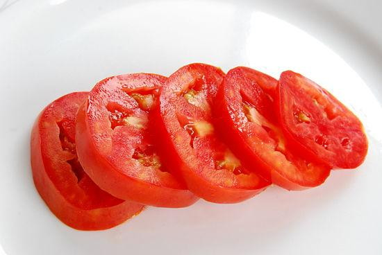 Tẩy bỏ tế bào da chết trên vùng da mép và cắt lát mỏng cà chua, đắp đều lên da trong khoảng 15 - 20 phút. Thoa đều theo đường tròn lát cà chua trong 2 - 3 phút rồi rửa sạch lại bằng nước lạnh. Làm liên tục trong 2 tuần để đảm bảo giúp loại bỏ ria mép hoàn toàn. Lưu ý, sau khi tẩy ria mép bằng cà chua, hãy bôi kem dưỡng ẩm để làm dịu da.