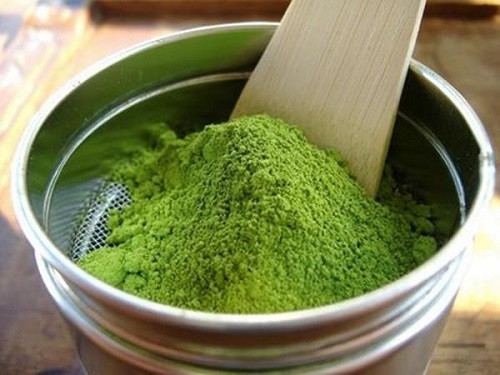 Bột đậu xanh. Trộn hỗn hợp bột đậu xanh-bột nghệ với nước hoặc bột đậu xanh và nước ấm rồi đắp chúng lên trong 20 - 25 phút, đến khi lớp bột khô đi là được. Sau đó, hãy dùng khăn ẩm làm mềm và lau đi rồi rửa lại bằng nước lạnh.