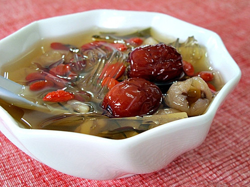 Cháo hạt sen, vải, táo đỏ: Hạt sen 70g, long vải 40g, táo đỏ 20g, gạo tẻ 50g, nước, đường đủ dùng. Gạo vo sạch, hạt sen bóc vỏ, bỏ tâm, rửa sạch, táo đỏ bỏ hạt. Cho hạt sen và gạo vào nấu thành cháo, sau đó cho táo đỏ, long vải vào đun tiếp 30 phút nữa, nêm đường vào là chín nhừ. Mỗi ngày dùng một thang, chia làm 2 lần và ăn liên tục trong 5 ngày. Món ăn có tác dụng bổ khí, dưỡng huyết, điều kinh, chữa rong huyết do khí hư.
