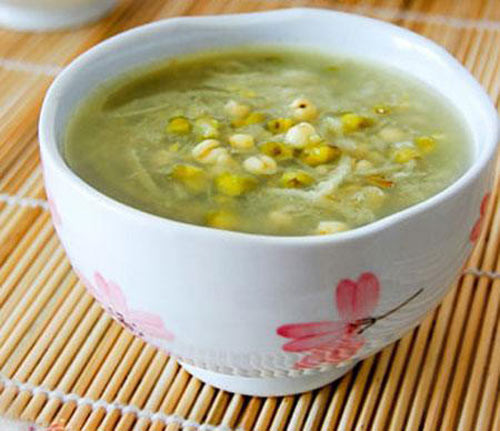 Đậu xanh nấu với đường trắng: Đậu xanh 200g, đường trắng, nước đủ dùng. Đậu xanh vo sạch, xát vỏ nấu chín nhừ rồi nêm đường vào. Ăn trước kỳ kinh 10 ngày, mỗi ngày ăn 1 thang. Món này có tác dụng giải nhiệt, khô miệng, chữa rong kinh do khí huyết hư.