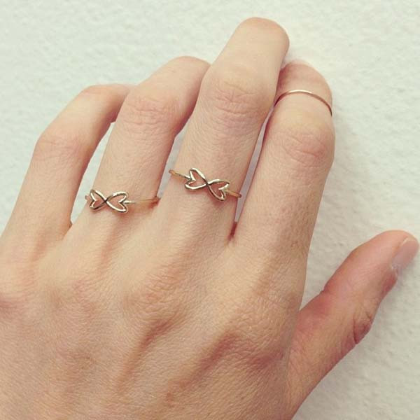 Chính chi tiết khác biệt này sẽ khiến cho Midi ring trở nên khác biệt so với các xu hướng nhẫn khác, cũng như giúp cho bàn tay của bạn trở nên sinh động và cá tính hơn.