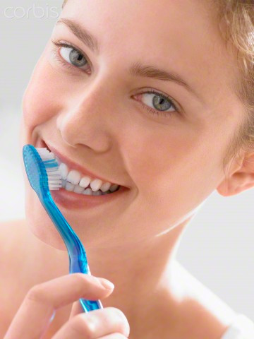 Động tác chải răng theo vòng tròn. Theo tiến sĩ Uchenna Okoye, sai lầm thường gặp nhất khi đánh răng mà nhiều người mắc phải là chải răng theo chiều lên xuống hoặc chiều ngang, điều này có thể gây ảnh hưởng xất tới sức khỏe răng miệng. Cách tốt nhất là để mặt bàn chải nghiêng 45 độ so vơi bề mặt răng, đánh theo vòng tròn ngược chiều kim đồng hồ, không đánh quá mạnh tay. Đánh răng mỗi hàm với thời gian tối thiểu từ 1-2 phút . Không nên chải răng quá mạnh, chỉ cần chải đúng cách, nhẹ nhàng.