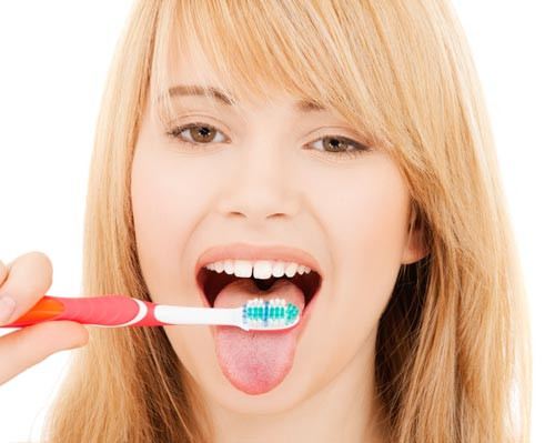 Chải lưỡi. Chìa khóa đẻ hơi thở thơm tho chính là chải sạch lưỡi, nhưng hầu hết mọi người đều bỏ qua bước này. Thực tế, lưỡi chứa hầu hết các loại vi khuẩn bơi môi trường xốp, ẩm ướt và nhiều đường nứt, nơi phù hợp cho các vi khuẩn ở ẩn. Tuy nhiên bạn có thể loại bỏ chúng bằng bàn chải lưỡi hoặc sử dụng dụng cụ cạo lưỡi.