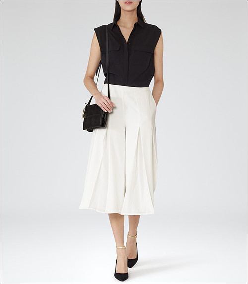 Quần ống rộng. Trong các BST thời trang Xuân – Hè 2015, nhiều thương hiệu quen thuộc như Zara, River Island, Topshop, Oasis, Penneyes… đều cho ra mắt các mẫu quần ống rộng mới trong mùa Hè. Những chiếc quần kiểu này thường có chiều dài qua đầu gối hay giữa bụng chân, hoặc có thể kéo dài đến gần mắt cá chân. Độ rộng của từng kiểu quần cũng khá đa dạng.