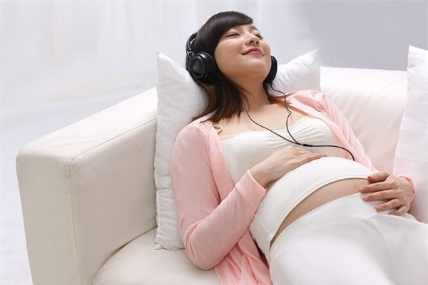 Thai nhi có thể giật mình. Bé trong bụng mẹ có thể bị giật mình trong tử cung khi nghe thấy một tiếng động lớn hoặc bất thình lình. Khả năng này xuất hiện vào khoảng 23 tuần thai. Bất kỳ phụ nữ mang thai ở quý thứ hai hoặc thứ ba đều có thể chứng thực được điều này, nếu cô ấy hắt hơi, em bé trong bụng sẽ bị giật nảy người.