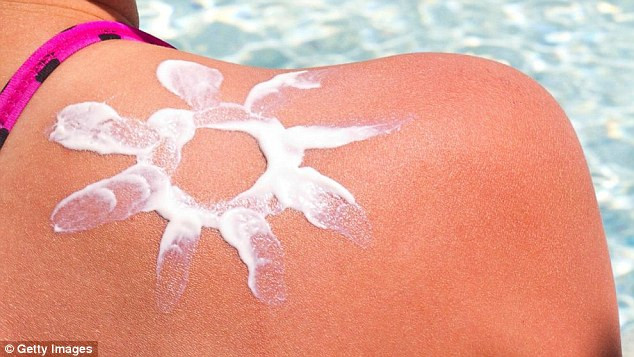 Để thực hiện kiểu xăm tạm thời được cảnh báo là dễ gây ung thư da này, bạn sẽ bôi kem chống nắng hoặc dán vật gì đó theo hình vẽ ở một vị trí nhất định, sau đó phơi nắng ngoài trời. Ánh nắng sẽ không bị tác động lên nơi bôi kem chống nắng và phần được che, từ đó tạo ra kiểu xăm cháy nắng tạm thời đang rầm rộ trong giới trẻ.