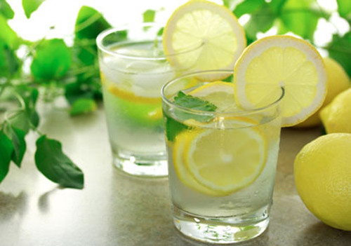 Uống nước chanh. Giảm cân bằng bằng cách uống nước chanh là một cách phổ biến trên thế giới và cũng đang gây sốt ở Việt Nam. Vitamin C trong trà chanh ngăn chặn cortisol, loại hormone gây stress. Cortisol chính là tác nhân gây béo bụng ở cả nam và nữ bởi lẽ stress khiến cho nhiều loại hormone được giải phóng, tạo cảm giác thèm ăn.