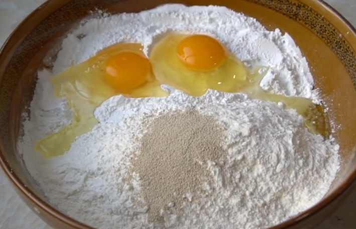 Chiếc bánh này có tên gọi Fa gao, hay bánh bông lan hấp, nổi tiếng mềm mịn, cách làm bánh bông lan đơn giản mà ai cũng có thể làm. Nguyên liệu: 200g bột mì, 100g bột gạo nếp, 2 quả trứng, 3g men nở, 260g sữa ấm đổ từ từ vào, trộn đều.