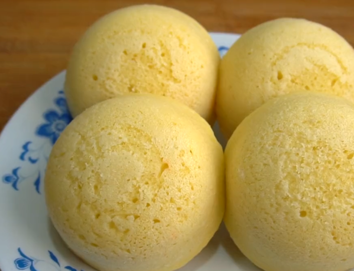 Có thể gỡ bánh ra khỏi bát ăn, nếu khó hãy ngâm bát vào chậu nước một lúc.