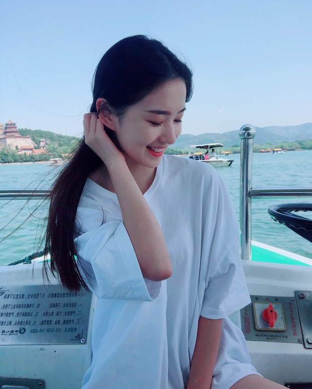 Nhưng có thể dễ dàng nhận thấy, khuôn mặt người đẹp không quá hoàn hảo. Chính vẻ tự nhiên, trong lành của cô mới là điều "đốn tim" người hâm mộ.