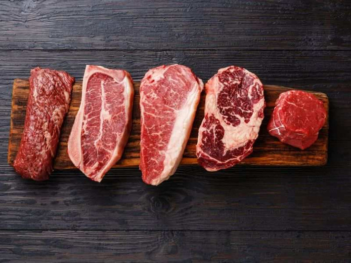 Lý do là vì thịt đỏ chứa hàm lượng cholesterol cao, nếu thường xuyên ăn thịt đỏ sẽ khiến lượng mỡ máu tăng lên nhanh chóng. Ảnh: vgcloud.